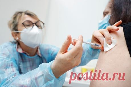 Во Франции допустили введение скрытой вакцинации от коронавируса. Глава Минздрава Франции Оливье Веран допустил, что в стране появится «скрытая форма» обязательной вакцинации от COVID-19. Об этом министр заявил в интервью порталу Brut. Он также добавил, что введение запретов посещать публичные места для граждан, не сделавших прививку от коронавируса, более действенно, чем штрафы.