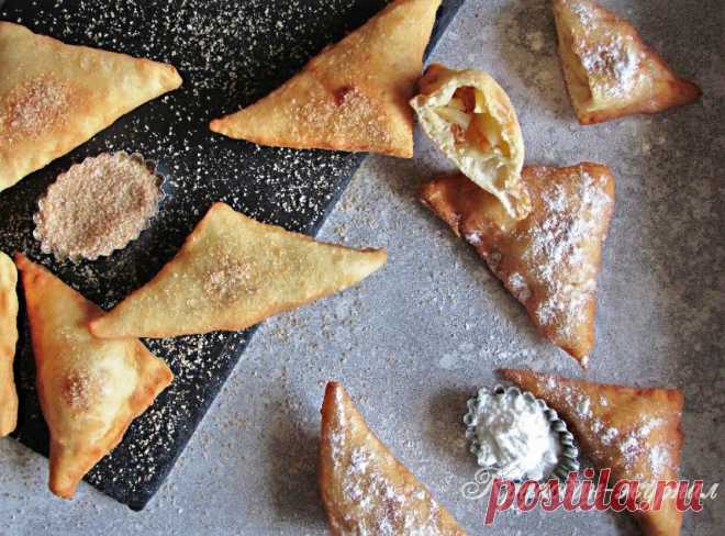 Какие же они уютные - домашние пирожки с яблоками! :))
Пошаговый рецепт с фото: жареные пирожки с яблоками и изюмом. Тесто бездрожжевое.