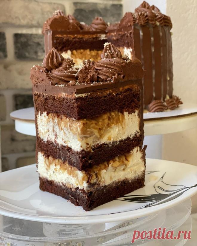 Рецепт Торт Сникерс со сливочной карамелью Красивый внешний вид и вкуснейшая начинка. Торт как большой шоколадный батончик со сливочной карамелью и орехами. Ингредиенты. для: шоколадный бисквит: мука 2 СТАКАН, какао 6 СТОЛОВАЯ ЛОЖКА, яйца с0 2...