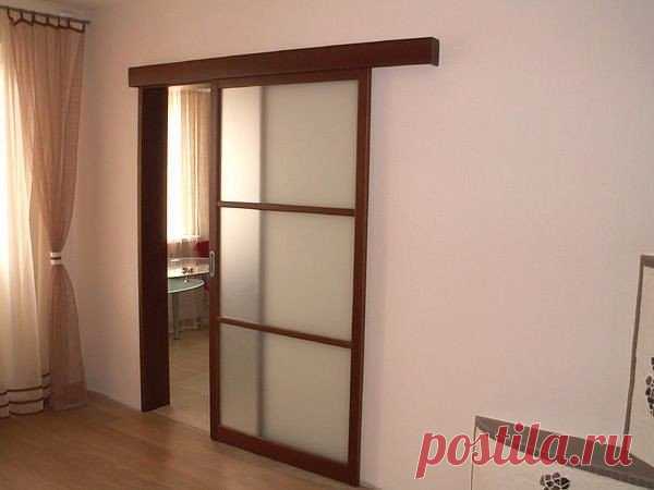 Межкомнатная раздвижная дверь своими руками  Раздвижные двери являются довольно необычным элементом, который в значительной мере способен украсить интерьер любой квартиры. Задумав установить подобную дверь, вы должны, прежде всего, оценить насколько она удовлетворяет тем условиям, которые имеются в вашей квартире. Достоинства и недостатки Как и любой вещи, раздвижным дверям присущи свои достоинства и недостатки, которые необходимо принимать во внимание. К достоинствам относятся: -экономия…