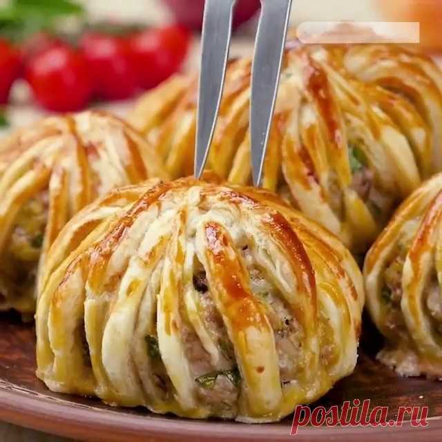 Тефтели в слоеном тесте 🥩
🍽
⠀Подпишись , чтоб не потерять на @recepts__kulinarii .
• 200 г слоеного теста
• 200 г курицы
• 200 г говядины
• 5 яиц
• 2 луковицы
• 1 пуч. зелени
• 1 яичный желток
• соль по вкусу
• черный молотый перец по вкусу
⠀
1. Пропустите через мясорубку мясо 🥩, затем — 4 сваренных вкрутую яйца и лук.
⠀
2. Вбейте в массу сырое яйцо 🥚, посолите и поперчите по вкусу, добавьте мелко нарезанную зелень 🥦(петрушку, укроп, зеленый лук). Хорошо перемешайте.
...