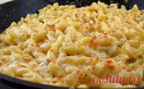 5 БЛЮД, КОТОРЫЕ СТОИТ НАУЧИТЬСЯ ГОТОВИТЬ К 30 ГОДАМ 

1) Макароны запеченные с сыром

Ингредиенты:

 макароны 100 г
 томатная паста 100 г
 сметана 50 г
 сливочное масло 30 г
 тертый сыр 80 г

Приготовление:

Отварные макароны смешивают со сливочным маслом.В томатный соус добавляют сметану и половину тертого острого сыра, хорошо перемешивают, выливают в огнеупорную сковороду и, непрерывно помешивая, нагревают при среднем нагреве.Этой смесью заливают горячие макароны. При по...