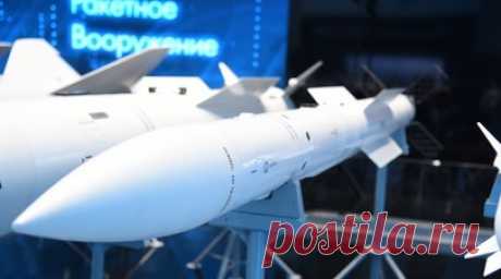 «Практически невозможно перехватить»: как создавалась и совершенствовалась авиационная ракета Р-77. 23 февраля 1994 года на вооружение ВВС и ПВО России была принята ракета класса «воздух — воздух» Р-77. Она была создана специалистами ГосМКБ «Вымпел» и других оборонных предприятий для поражения высокоманёвренных целей на средних дистанциях. Изначально боеприпас предназначался для новейшего на тот момент лёгкого истребителя МиГ-29. Впоследствии Р-77 и её модификации получили многие боевые…