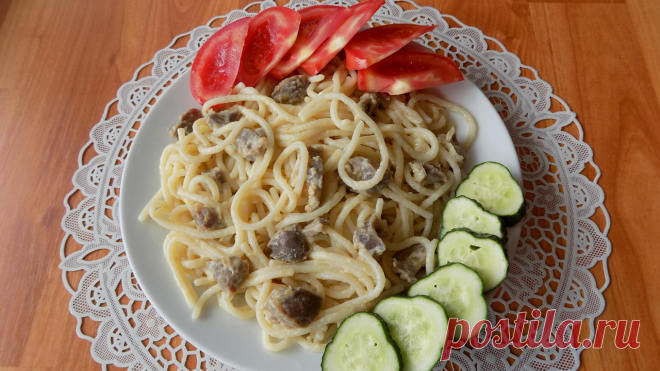 Тушеные в сметане куриные желудки с макаронами