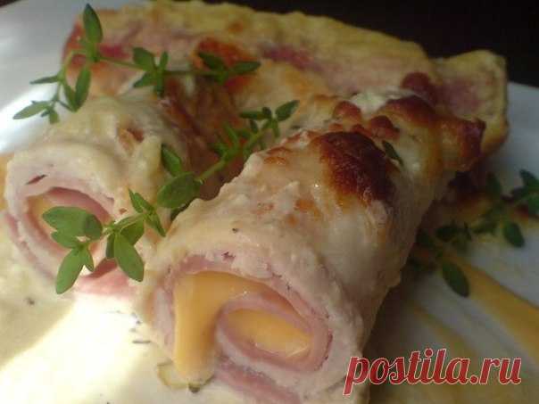 Рулетики из куриной грудки в сырном соусе 

Ингредиенты

грудка куриная (8 кусков)400 гр.,
ветчина 8 шайб(250 гр.),
сыр плавленый 8 шайб( 200 гр.),
сыр твёрдый 50-80 гр.,
соль/перец по вкусу, тимьян.

соус:
сметана 250-300 гр.,
соль/перец по вкусу,
чеснок 1-2 зубчика(порубить мелко),
горчица нежная 1-2 ч.л.,
вино белое сухое 50 мл.,
тимьян.

Как приготовить

Отбиваем кусочки грудки, присыпав их солью/перцем/травками и положив между плёнкой. Размеры куриной грудки должны бы...