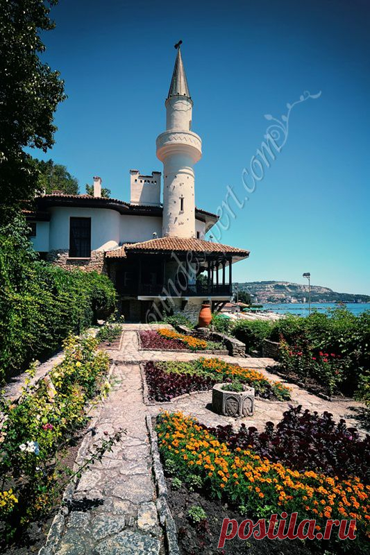 Castelul reginei Maria a Romaniei - vedere dinspre gradina labirint (nivelul 2) , Castle Queen Mary of Romania - view from the maze garden (level2) , Schloss Königin Maria von Rumänien - blick von Labyrinth garten (stufe 2) , Château de la Reine Marie de Roumanie - vue depuis le jardin labyrinthe (niveau 2) | Bisser Hotel приколол(а) это к доске Balchik Palace