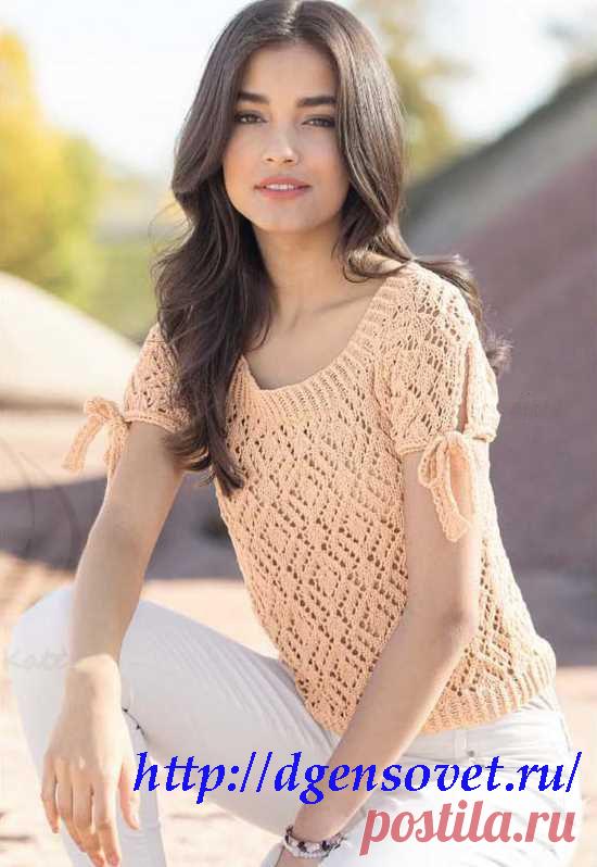 Ажурный пуловер абрикосового цвета спицами