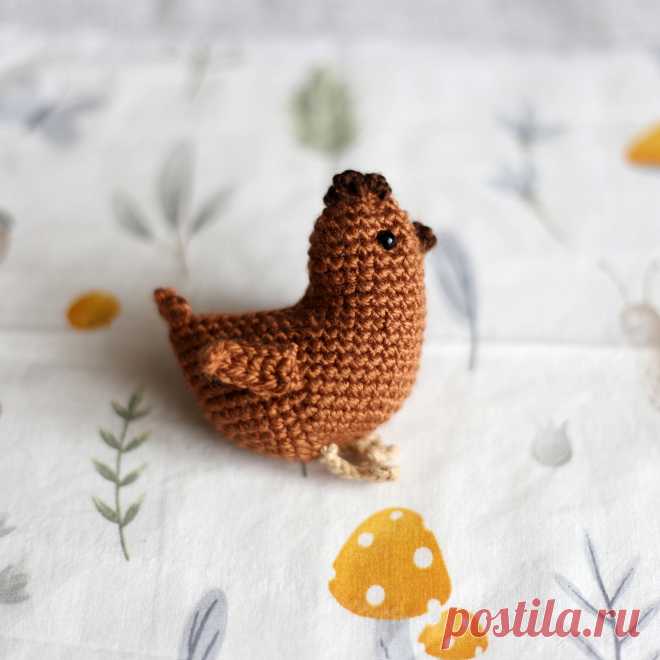 PDF Курочки крючком. FREE crochet pattern; Аmigurumi chiken patterns. Амигуруми схемы и описания на русском. Вязаные игрушки и поделки своими руками #amimore - маленькая курочка к Пасхе, пасхальная курица, домашняя птица.