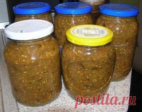 Икра баклажанная.
7 кг баклажан, 1,5-2 кг сладкого болг. перца, 300 гр. репч. лука, 1 кг помидор, полстакана раст. масла, соль. Баклажаны испечь (20 мин при тем-ре 180-200 гр) до состояния, когда шкурка буквально отсоединяется от мякоти, также испечь перец (10 мин при тем-ре 200 гр), освободить от верхних тонких шкурок, перцы от семян. 
Все измельчить в мясорубке, там же измельчить лук и помидоры. В казане нагреть масло и добавить туда массу. Варить периодически помешивая, чтобы не пригорело.