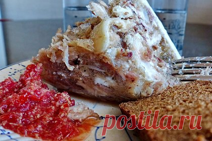Блюда из России попали в список самой отвратительной еды мира. Они соперничали с разложившимся мясом и пудингом из крови. Две российские закуски — холодец и якутский салат индигирка — вошли в список ста самых отвратительных блюд мира. Антирейтинг появился на сайте гастрономического путеводителя по традиционным блюдам разных стран TasteAtlas. «Лента.ру» внимательно изучила список, который воглавила тухлая акулятина.