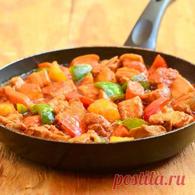 Жаркое из свинины, 24 рецепта с фото - ФотоРецепт Жаркое из свинины — отличный выбор для сытного обеда, приготовить который можно без особых хлопот. Рецепты жаркого разнообразны. Основными ингредиентами являются свинина и картофель, а дальше добавляют по своему вкусу любые продукты: лук, томаты, сладкий перец, натертую морковь, грибы, кусочки баклажанов и пр.