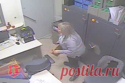 Кража кассиршей миллионов из российского банка попала на видео. Кража денег из российского банка в Красноярском крае попала в объектив камеры видеонаблюдения. На кадрах видно, как женщина открывает сейфы и складывает деньги в коробки, которые потом унесет с собой. В банке заявили о пропаже из кассы 15 миллионов рублей, 49,5 тысячи долларов и 49,2 тысячи евро.
