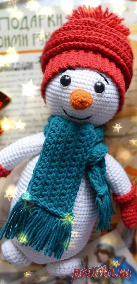PDF Снеговик Вилли крючком. FREE crochet pattern; Аmigurumi toy patterns. Амигуруми схемы и описания на русском. Вязаные игрушки и поделки своими руками #amimore - снеговик к Новому году, снеговичок из обычной пряжи в шапочке и с шарфом.