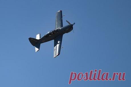 В России завершили испытания самолета Як-152 для ВКС. Новый легкий учебно-тренировочный самолет первоначальной подготовки пилотов Воздушно-комических сил (ВКС) России Як-152 завершил госиспытания. Испытания машины — дополнения к учебно-боевому комплексу на базе самолета Як-130 — завершили в конце прошлого года, были подтверждены основные летно-технические характеристики.