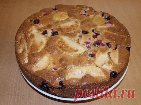 Шарлотка.
Этот пирог всегда меня выручает, когда «гости на пороге», рецепт простой, выпекается быстро, продукты практически всегда есть в холодильнике.
Что может быть проще - фруктовая начинка и сверху тесто. Никаких излишеств - все просто, почти до неприличия.

Для рецепта Шарлотки нам понадобится:

- 3 куриных яйца

- 1 стакан сахара

- 1 стакан сметаны

- 1 стакан муки

- 1 ч/л соды

- 3 средних по размеру яблока (удалить косточки и плодоножку) Яблоки лучше брать антоно...