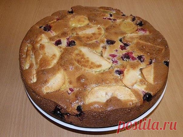 Шарлотка.
Этот пирог всегда меня выручает, когда «гости на пороге», рецепт простой, выпекается быстро, продукты практически всегда есть в холодильнике.
Что может быть проще - фруктовая начинка и сверху тесто. Никаких излишеств - все просто, почти до неприличия.
Для рецепта Шарлотки нам понадобится:
- 3 куриных яйца
- 1 стакан сахара
- 1 стакан сметаны
- 1 стакан муки
- 1 ч/л соды
- 3 средних по размеру яблока (удалить косточки и плодоножку) Яблоки лучше брать антоно...