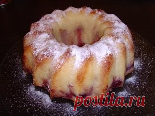 Манник с вишней
1 ст. манки
1 ст. сахара
1 ст. кефира
2 яйца
200 гр замороженой вишни
4 ст. ложки муки
1 чайная ложка разрыхлителя для теста
2 ч ложки ванильного сахара
Смешали кефир с яйцами и всыпали в него манку, сахар, муку, ванилин и разрыхлитель.
Всё оч хорошо перемешали и отставили на 30 мин для разбухания манки... (можно меньше)
пока манка разбухает включили духовку нагреваться.
Вишню присыпали сахаром и перемешали. Достали форму, на дно высыпали 1/3 вишни
затем те...