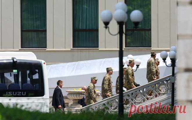 Украинская делегация прибыла на место переговоров в Стамбуле. Делегация Украины прибыла во дворец Чираган в Стамбуле — к месту проведения второго раунда переговоров России и Украины, сообщает корреспондент РБК.