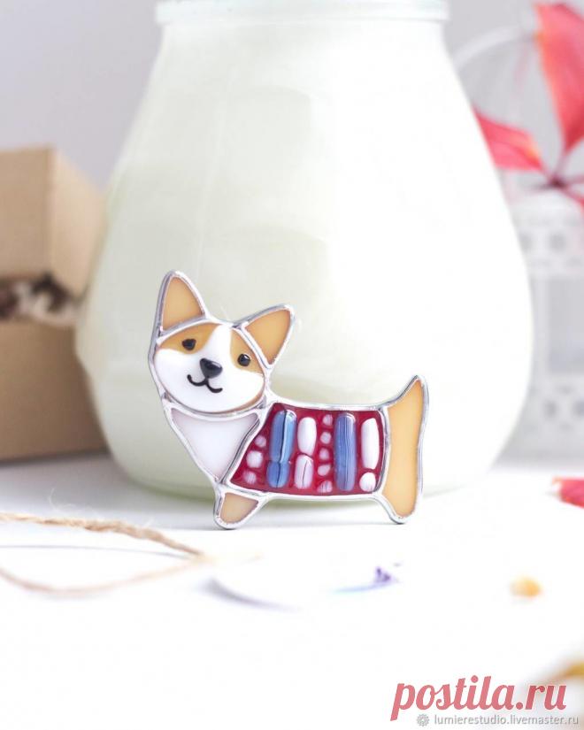 Брошь Корги. Витражное стекло. Техника Тиффани и Фьюзинг в интернет-магазине Ярмарка Мастеров по цене 1859 ₽ – NGQ7WRU | Брошь-булавка, Тамбов - доставка по России Брошь Корги. Витражное стекло. Техника Тиффани и Фьюзинг. в наличии в интернет-магазине на Ярмарке Мастеров - 39411644. Брошь-булавка от Lumiere Studio. Украшения из стекла. Размер: 5,5х4см. Материал: стекло, витражное стекло, медная фольга. Гарантированная доставка по всей России. Отзывы реальных покупателей и фото