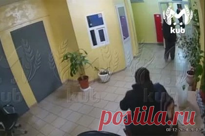 Российского депутата обвинили в попавшем на видео пьяном дебоше в подъезде