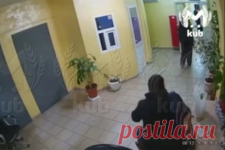 Российского депутата обвинили в попавшем на видео пьяном дебоше в подъезде