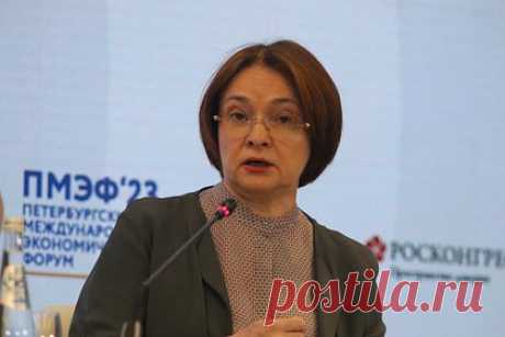 Politico назвало Набиуллину главным «разрушителем» года. Издание Politico назвало главу Центробанка (ЦБ) России Эльвиру Набиуллину главным «разрушителем» 2023 года за вклад в усиление российской экономики. Отмечено, что «за десятилетие, проведенное Набиуллиной у руля Центрального банка России, жесткая денежно-кредитная политика неоднократно спасала рубль».