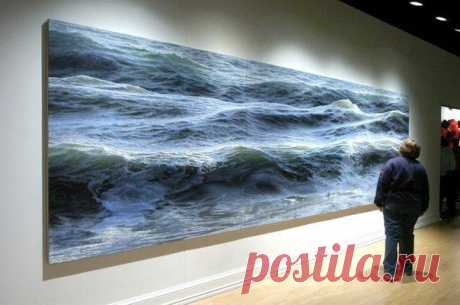 Художник и серфингист-путешественник Ran Ortner рисует океанские просторы масляными красками в стиле гиперреализм. В ракурсе особенно видно, как волны буквально выплескиваются из холста. / Удивительное искусство