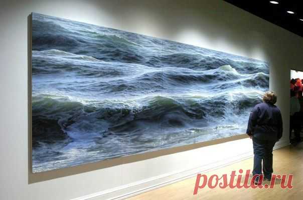 Художник и серфингист-путешественник Ran Ortner рисует океанские просторы масляными красками в стиле гиперреализм. В ракурсе особенно видно, как волны буквально выплескиваются из холста. / Удивительное искусство