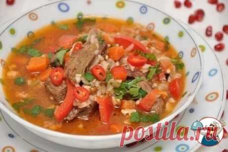 Суп харчо
Харчо – грузинское первое блюдо, по густоте среднее между супом и рагу. Название переводится с грузинского языка как «говяжий суп», но его готовят с любым мясом – бараниной, курицей, уткой и пр. В его составе обязательно должен присутствовать рис, томаты или ткемали и совсем нет привычного нам картофеля.
ИНГРЕДИЕНТЫ:
баранина или говядина – 600 г,
лук – 2 шт.,
морковь – 1 шт.,
помидоры – 4 шт.,
перец сладкий – 1-2 шт.,
чеснок – 3-5 зубков,
рис – 4-5 ст. ложек,
грецкие орехи – 0,5 ста