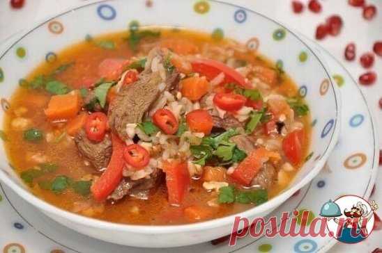 Суп харчо
Харчо – грузинское первое блюдо, по густоте среднее между супом и рагу. Название переводится с грузинского языка как «говяжий суп», но его готовят с любым мясом – бараниной, курицей, уткой и пр. В его составе обязательно должен присутствовать рис, томаты или ткемали и совсем нет привычного нам картофеля.
ИНГРЕДИЕНТЫ:
баранина или говядина – 600 г,
лук – 2 шт.,
морковь – 1 шт.,
помидоры – 4 шт.,
перец сладкий – 1-2 шт.,
чеснок – 3-5 зубков,
рис – 4-5 ст. ложек,
грецкие орехи – 0,5 ста