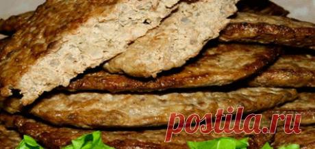 Эти печеночные котлетки дети сметают мгновенно печень (говяжья или куриная) – 500 гр.; рис отварной – 1 стакан; яйцо; крахмал – 6 граммов луковица; соль – 2 гр.; перец черный молотый – 1 грамм зелень укроп — три стебля зелень базилик — три стебля сухари панировочные – 100 граммов масло кукурузное. Можно заменить обычным растительным маслом без запаха. Приготовление печеночных котлет с рисом: Прокрутите через мясорубку печень, лук и всю зелень. Разотрите крахмал с яйцом в отдельной миске.