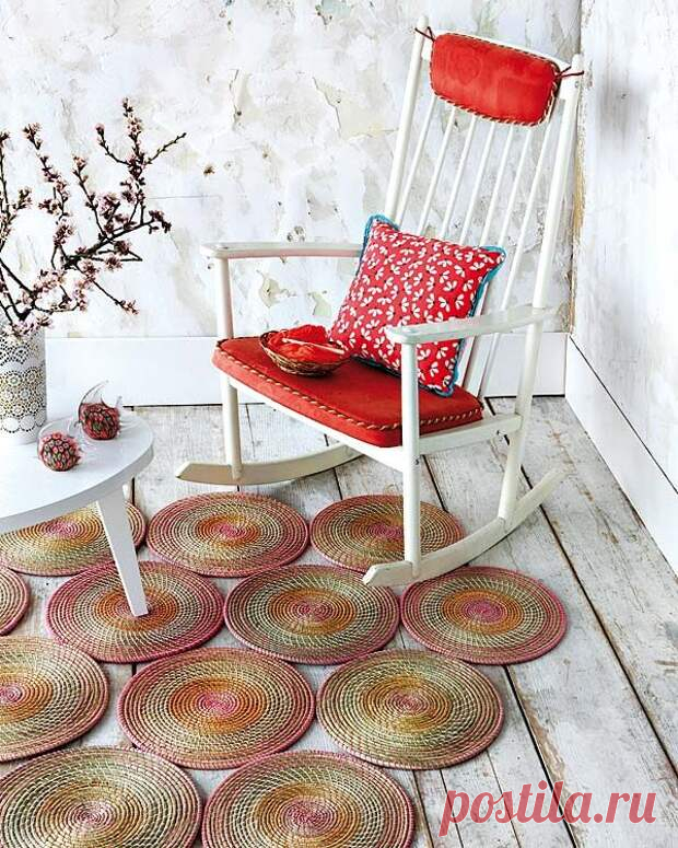 Плетёные коврики - Сам себе мастер - медиаплатформа МирТесен При оформлении своего жилища нам всегда хочется добиться комфорта и уюта, а так же сделать его оригинальным и уникальным. Поэтому большую роль в интерьерах играют различные декорирующие детали и элементы. Большое внимание уделяется также эксклюзивным дизайнерским изделиям ручной работы. При этом