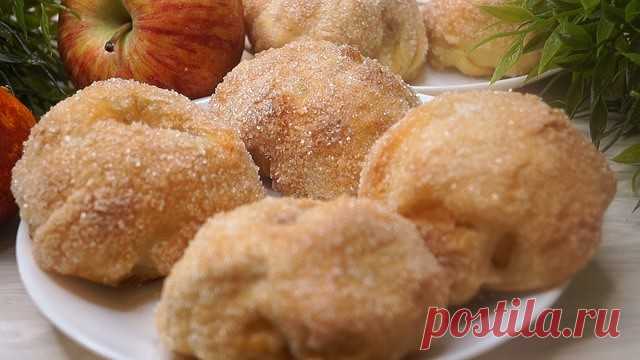 Нежные булочки-пирожные  (РУМЯНЫЕ ЩЁЧКИ) они получаются необычайно вкусные, красивые, румяные, готовятся из доступных продуктов.

Рецепт:

Сливочное масло – 100гр.
Сметана – 100гр.
Мука – 200-250гр.
Разрыхлитель – 1 ч.л.
Сахар – 50гр.
Соль – 1/3 ч.л.
Яблоки – 6 шт.

Процесс приготовления и все секреты приготовления Вы можете посмотреть здесь:  ПОШАГОВЫЕ РЕЦЕПТЫ С ФОТО