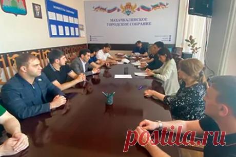 С российского депутата взыскали миллионы рублей после проверки ФСБ. Верховный суд Дагестана постановил взыскать пять миллионов рублей с депутата городского собрания Махачкалы Курахмы Магомедова — эквивалент стоимости приобретенных им двух автомобилей Lexus и Toyota на коррупционные доходы. Решение принято по иску прокуратуры, которая совместно с ФСБ выявила нарушения.