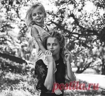 КАК разговаривать с ребенком, когда он вас НЕ СЛУШАЕТ Наши дети — наши самые честные зеркала. Со временем начинаешь относиться к этому с благодарностью. В моем случае давно было пора поменять форму общения с ребенком. Мне удалось сменить свой вечно недовольный, осуждающий, упрекающий тон на более спокойный, дружелюбный, фокусирующийся не на исправлении ребенка, а на поощрении и поддержке. И знаете что? Поведение моей дочки изменилось до неузнаваемости