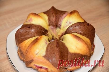 Шоколадно-сливочный КЕКС С КЛУБНИКОЙ
Ароматный, очень вкусный сливочный кекс. Я использовала круглую силиконовую форму.