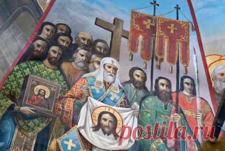 Facebook
КАЛЕНДАРЬ 29 августа церковь отмечает Перенесение Нерукотворного образа Иисуса Христа из Эдессы в Константинополь. Величайшая святыня христианского мира - убрус (плат) с отпечатком лика Христа хранился в месопотамском городе Эдесса с IV века. В 944 году византийский император Роман I во время осады города Эдессы получил убрус от жителей города в обмен на мир. Образ Спаса Нерукотворного был торжественно перенесен в Константинополь.