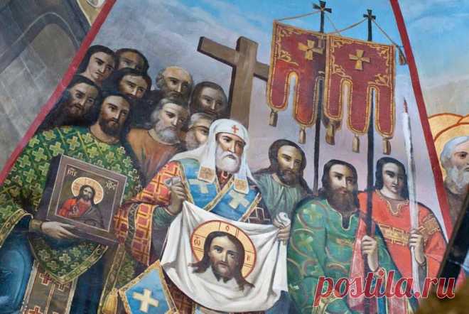 Facebook
КАЛЕНДАРЬ 29 августа церковь отмечает Перенесение Нерукотворного образа Иисуса Христа из Эдессы в Константинополь. Величайшая святыня христианского мира - убрус (плат) с отпечатком лика Христа хранился в месопотамском городе Эдесса с IV века. В 944 году византийский император Роман I во время осады города Эдессы получил убрус от жителей города в обмен на мир. Образ Спаса Нерукотворного был торжественно перенесен в Константинополь.
