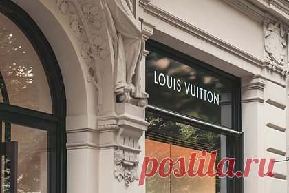 Владелец Louis Vuitton испугался летать на частном самолете. Владелец компании LVMH Бернар Арно, в состав которой входит Louis Vuitton, Christian Dior, Givenchy, Guerlain и другие бренды, отказался от личного самолета из соображений безопасности. Миллиардер рассказал, что избавился от джета после того, как в соцсетях появились аккаунты, отслеживающие его каждый взлет и посадку.