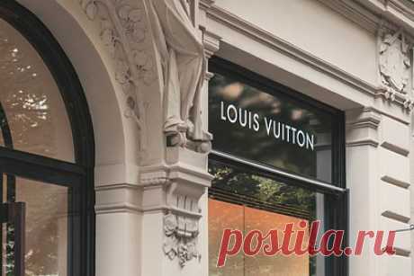 В рекламе Louis Vuitton разглядели поддержку российской спецоперации на Украине. Французский дом моды Louis Vuitton поделился промо показа новой коллекции и разгневал пользователей сети. На размещенных кадрах запечатлен большой флаг, выполненный в трех цветах — белом, синем и красном. Кроме того, на нам напечатана черная латинская буква V. Данную литеру наносят на российскую военную технику.