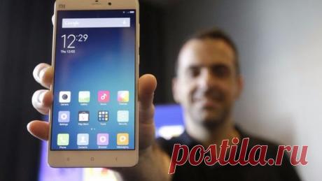 Xiaomi призналась, что продает свои смартфоны по себестоимости В недавней беседе с Reuters вице-президент Xiaomi Хьюго Барра объяснил, почему его компания не сильно пострадает от падения продаж ее смартфонов по всему миру (на 12% меньше прогноза за год) и в Китае (45% за третий квартал). «По сути мы раздаём наши смартфоны, не зарабатывая на этом денег. Нас больше заботят долгосрочные источники дохода. Мы могли бы продать 10 миллиардов смартфонов и не заработать на них ни цента», — отметил…