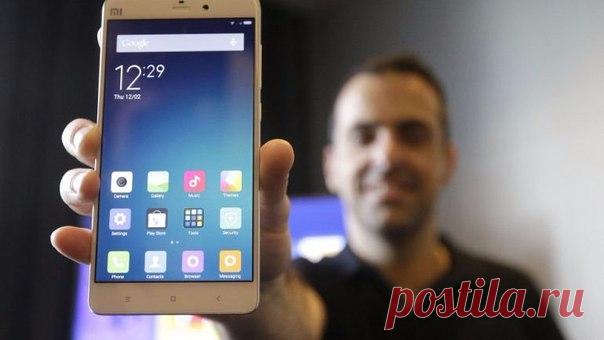 Xiaomi призналась, что продает свои смартфоны по себестоимости В недавней беседе с Reuters вице-президент Xiaomi Хьюго Барра объяснил, почему его компания не сильно пострадает от падения продаж ее смартфонов по всему миру (на 12% меньше прогноза за год) и в Китае (45% за третий квартал). «По сути мы раздаём наши смартфоны, не зарабатывая на этом денег. Нас больше заботят долгосрочные источники дохода. Мы могли бы продать 10 миллиардов смартфонов и не заработать на них ни цента», — отметил…