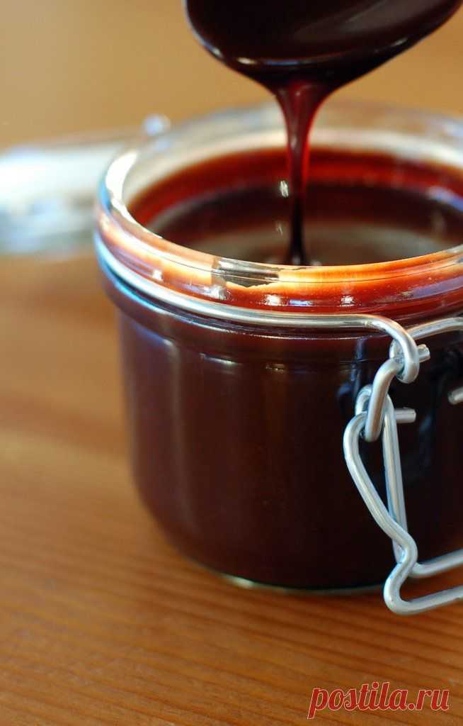 Шоколадный соус для десертов.