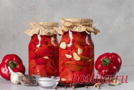 Перец по-армянски на зиму
#заготовки

 Ингредиенты:

Болгарский перец – 2 кг
Чеснок – 100 г
Черный перец – 10 горошин
Душистый перец – 4 горошины
Уксус – 180 мл
Растительное масло (без запаха) – 200 мл
Сахар – 100 г
Соль – 50 г
Вода – 1,5 л

Приготовления

Болгарский перец разрежьте пополам, очистите от семян и измельчите.
Чеснок очистите от шелухи и нарежьте крупными кусочками.
Вскипятите воду, добавьте сахар, соль, масло и специи.
Всыпьте болгарский перец, чеснок и прова...