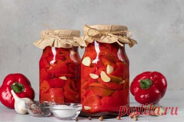 Перец по-армянски на зиму
#заготовки

 Ингредиенты:

Болгарский перец – 2 кг
Чеснок – 100 г
Черный перец – 10 горошин
Душистый перец – 4 горошины
Уксус – 180 мл
Растительное масло (без запаха) – 200 мл
Сахар – 100 г
Соль – 50 г
Вода – 1,5 л

Приготовления

Болгарский перец разрежьте пополам, очистите от семян и измельчите.
Чеснок очистите от шелухи и нарежьте крупными кусочками.
Вскипятите воду, добавьте сахар, соль, масло и специи.
Всыпьте болгарский перец, чеснок и прова...