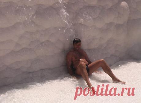 Террасы «Памуккале»: великий турецкий обман Террасы «Памуккале»: великий турецкий обман
«Если вы не были на Памуккале - значит, вы не были в Турции», - приблизительно так звучит знаменитая фраза, которую как заученную мантру произносят во всех крупных туристических агентствах и туристических организациях поменьше.
Красивые девушки на Памуккале  (фото из личного архива Заруйкина В.)
Фраза стала слоганом этого удивительного и красивейшего