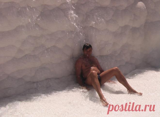 Террасы «Памуккале»: великий турецкий обман Террасы «Памуккале»: великий турецкий обман
«Если вы не были на Памуккале - значит, вы не были в Турции», - приблизительно так звучит знаменитая фраза, которую как заученную мантру произносят во всех крупных туристических агентствах и туристических организациях поменьше.
Красивые девушки на Памуккале  (фото из личного архива Заруйкина В.)
Фраза стала слоганом этого удивительного и красивейшего