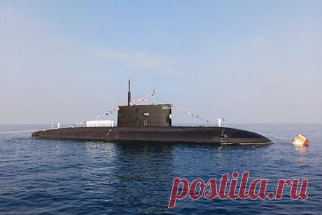 ВМС Франции сопроводили российскую подлодку в Бискайском заливе. Военно-морские силы Франции сопроводили в Бискайском заливе российскую дизель-электрическую подводную лодку «Новороссийск» и буксир «Сергей Балк», сообщили в морской префектуре региона Атлантика. Пост сопровождается фотографиями российских кораблей. Никаких подробностей о курсе их следования не приводится.