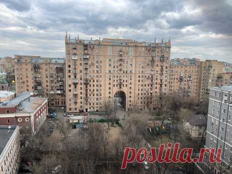 Роскошный дом сталинской эпохи на Гончарной улице. Этот дом должен был войти в ансамбль торжественного проспекта от центра Москвы в сторону метро Автозаводская