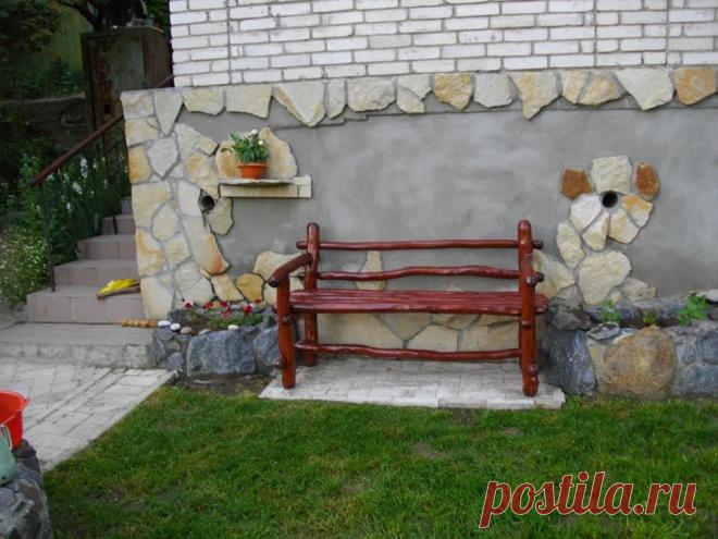 Вот такая скамейка получилась из грабовых бревнышек, которые, как меня уверяли, годны исключительно на дрова.